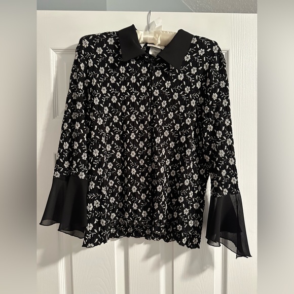 Dressy black blouse with zipper front in flouncy sleeves - Picture 1 of 6